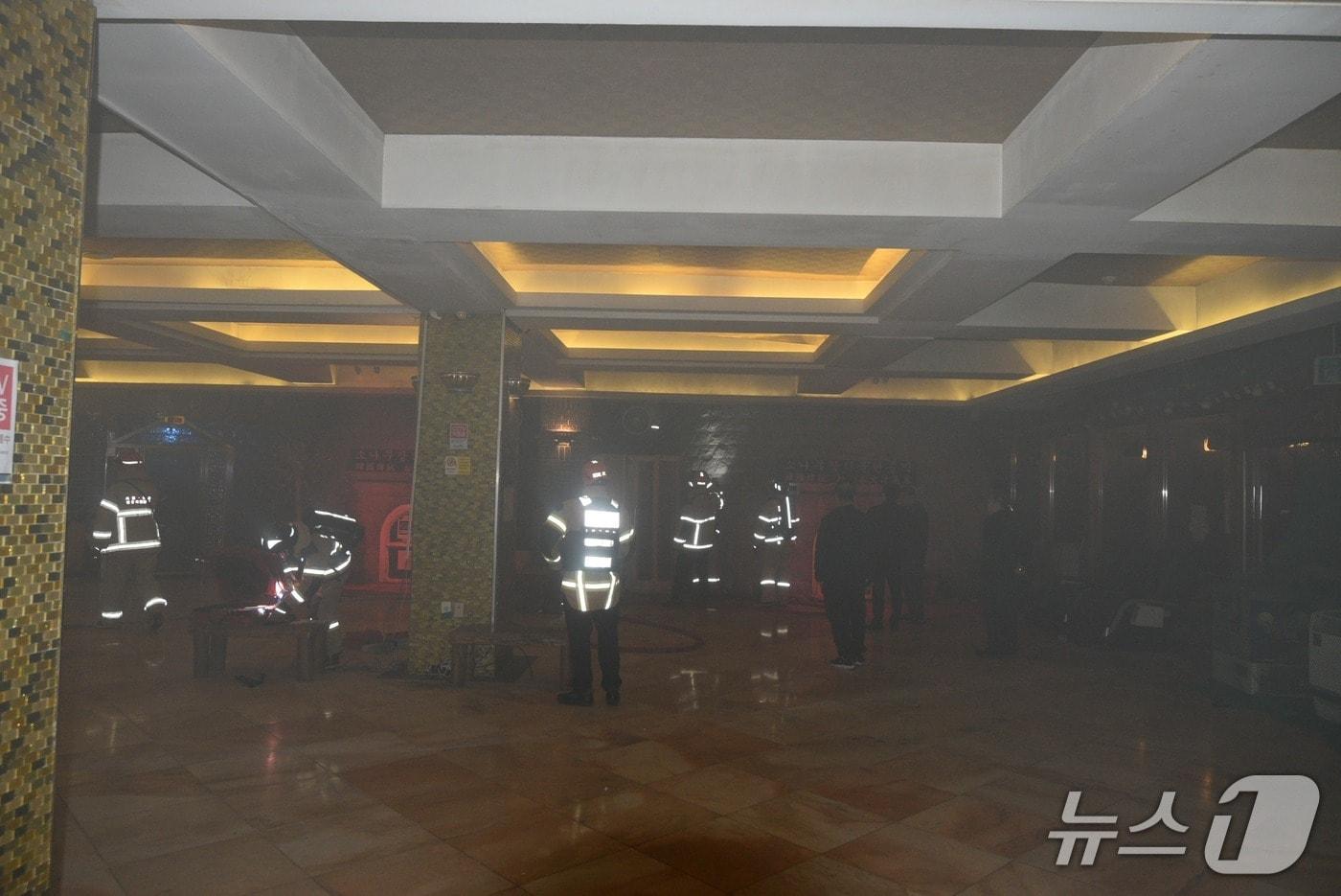 15일 오후 7시 22분쯤 서울 용산구 소재 한 찜질방에서 화재가 발생해 소방 당국이 불을 진압하고 있다. 2025.11.16 (자료제공: 용산소방서)