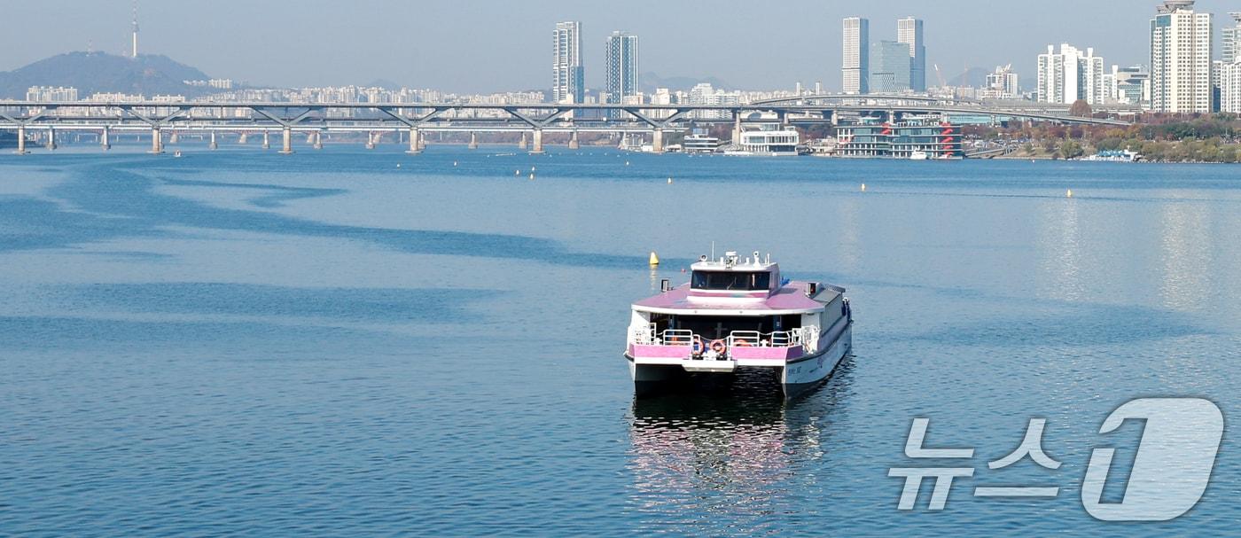 16일 서울 송파구 잠실선착장 인근에 한강버스가 멈춰 서 있다. 서울시에 따르면 전날 오후 8시15분쯤 잠실행 7항차 한강버스 102호선이 잠실 선착장 118m 인근에서 멈춰 승객들이 구조정을 통해 선착장에 내리는 일이 발생했다. 인명피해는 없었으며 시 관계자는 사고 발생 선박을 &#34;만조 시간대에 이초해 정밀 확인할 예정＂이라고 밝혔다. 2025.11.16/뉴스1 ⓒ News1 안은나 기자