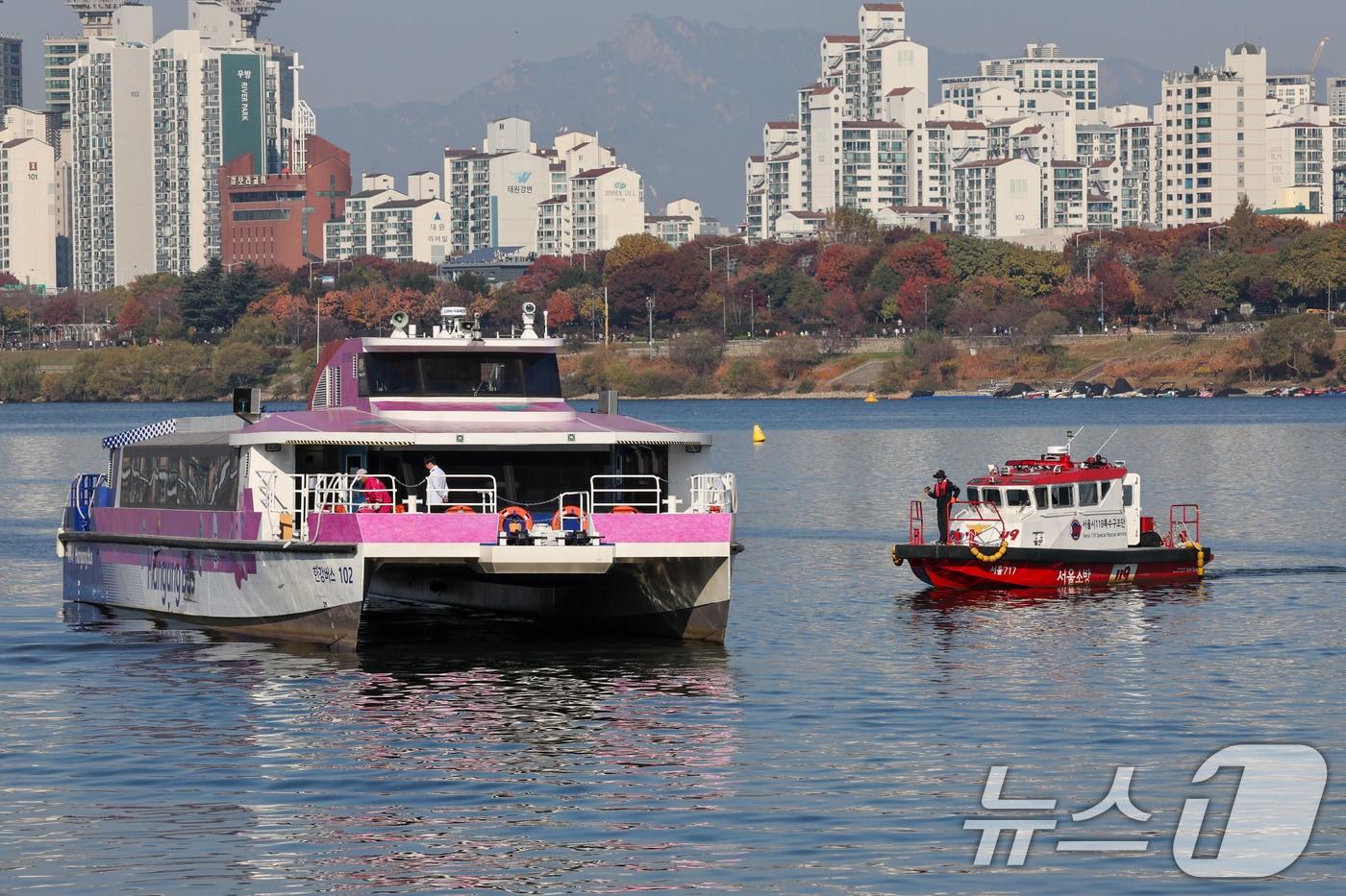16일 서울 송파구 잠실선착장 인근 멈춰선 한강버스에 119특수구조단이 다가가고 있다2025.11.16/뉴스1 ⓒ News1 안은나 기자