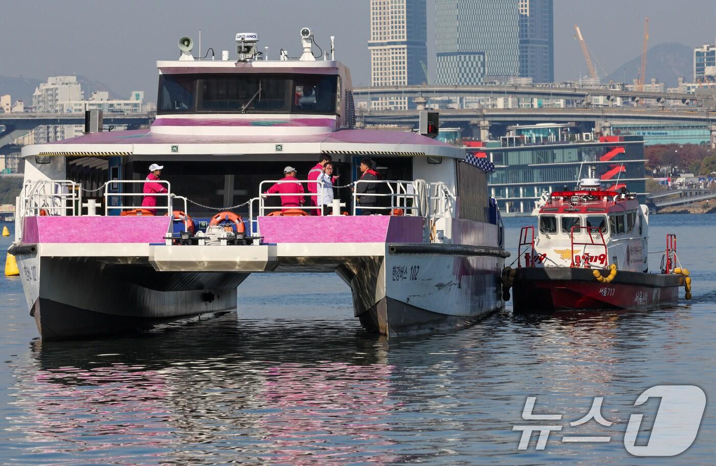 16일 서울 송파구 잠실선착장 인근 한강버스에서 관계자들이 대화하고 있다. 2025.11.16/뉴스1 ⓒ News1 안은나 기자