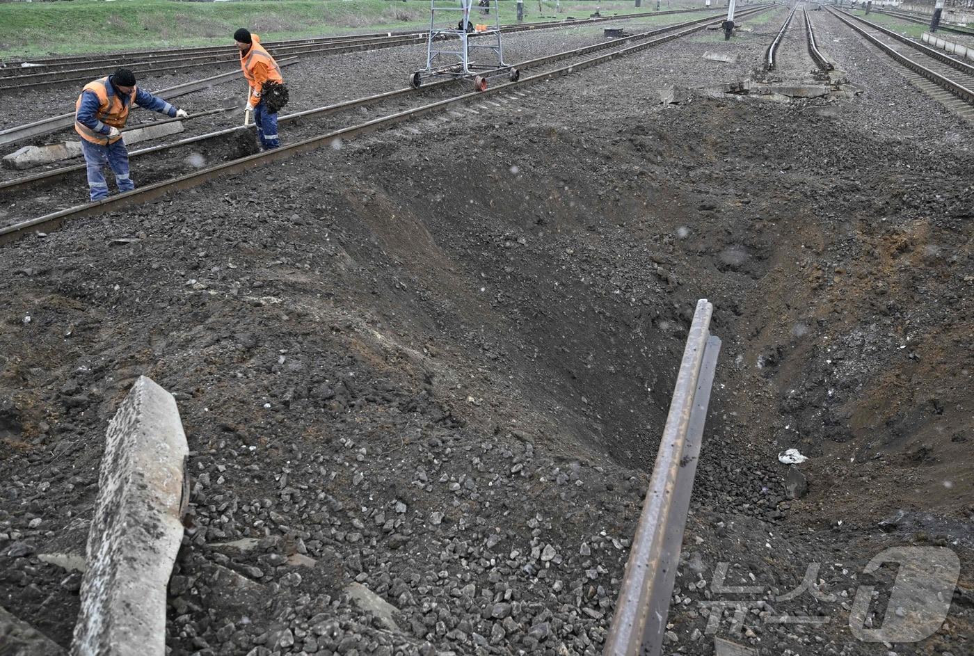 도네츠크 지역 드루즈키우카 마을에서 파손된 선로를 고치는 철도 근로자&lt;자료사진&gt;2023.02.30.ⓒ AFP=뉴스1