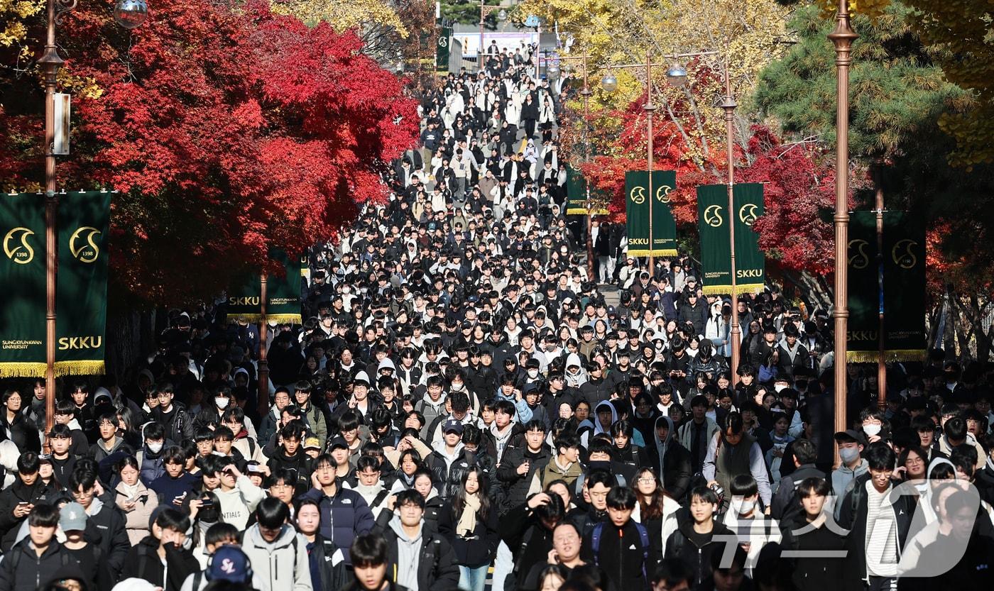 수능 후 첫 주말인 16일 오전 서울 종로구 성균관대에서 열린 2026학년도 수시모집 논술시험(수리형)을 마친 수험생들이 고사장을 나서고 있다.  2025.11.16/뉴스1 ⓒ News1 오대일 기자