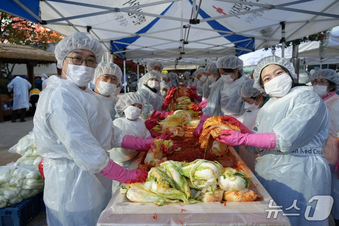 대원제약 직원들이 16일 서울시 성동구청 앞 광장에서  &#39;사랑의 김장 나누기&#39; 행사를 진행하고 있다&#40;대원제약 제공&#41;