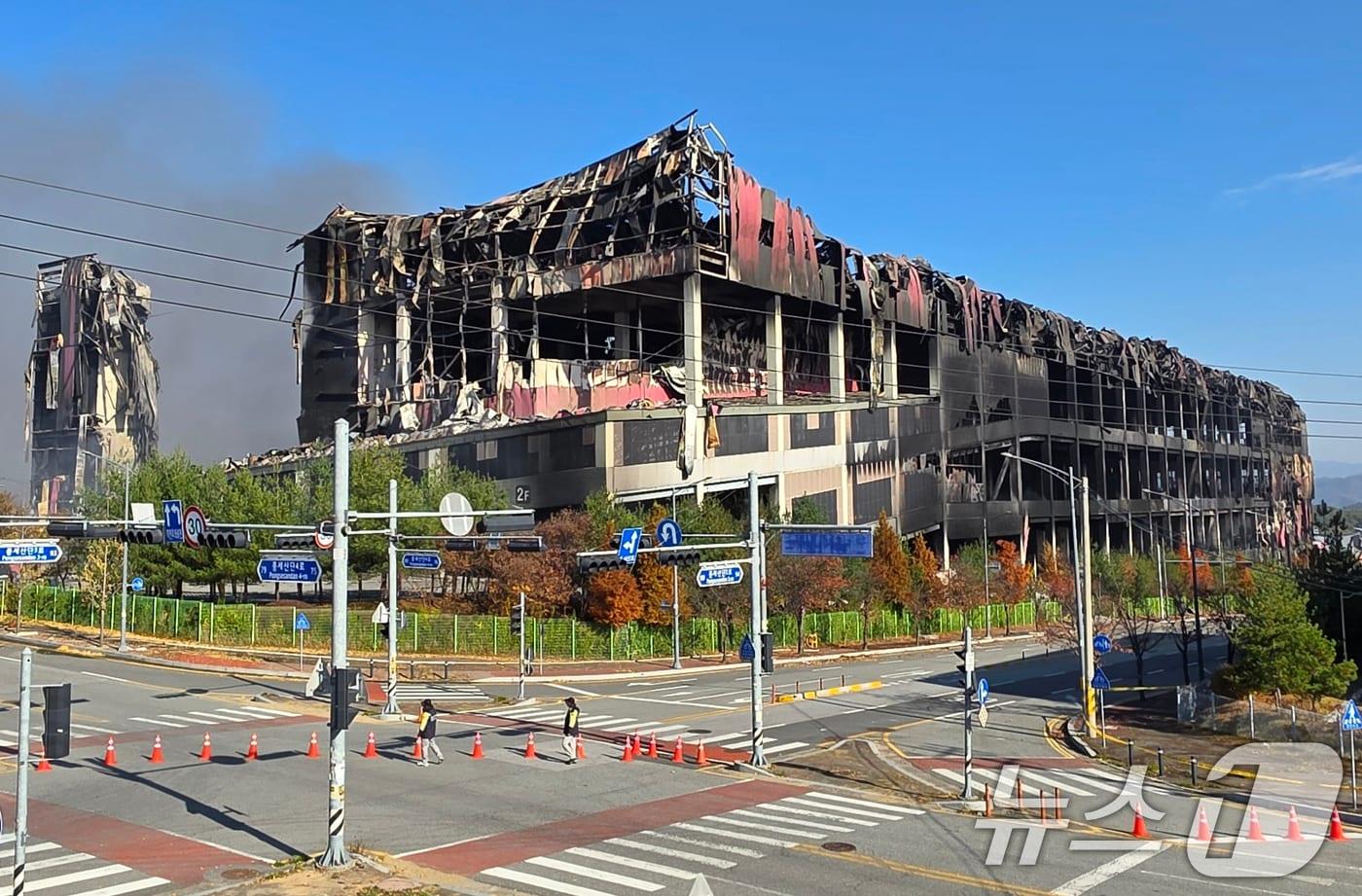 충남 천안 동남구 이랜드패션 물류센터 화재 이틀째인 16일, 큰불이 잡히고 검은 연기가 걷히면서 불에 탄 건물이 모습을 드러냈다. 2025.11.16/뉴스1 ⓒ News1 이시우 기자