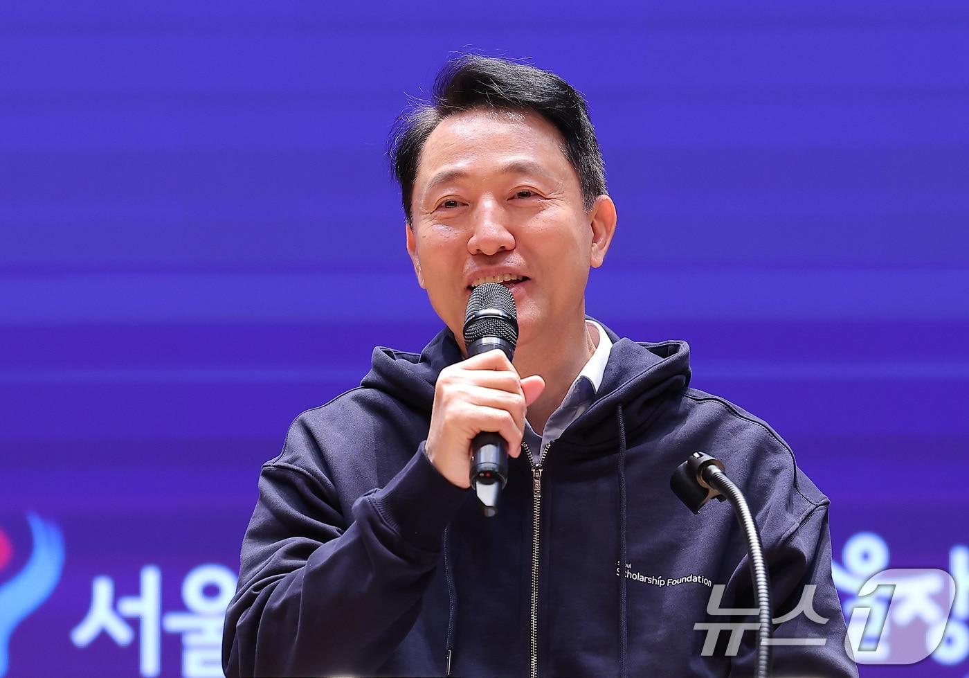 오세훈 서울시장이 16일 서울 중구 서울시청에서 열린 AI 서울테크 대학원 장학금 장학증서 수여식에서 축사를 하고 있다. 2025.11.16/뉴스1 ⓒ News1 김성진 기자