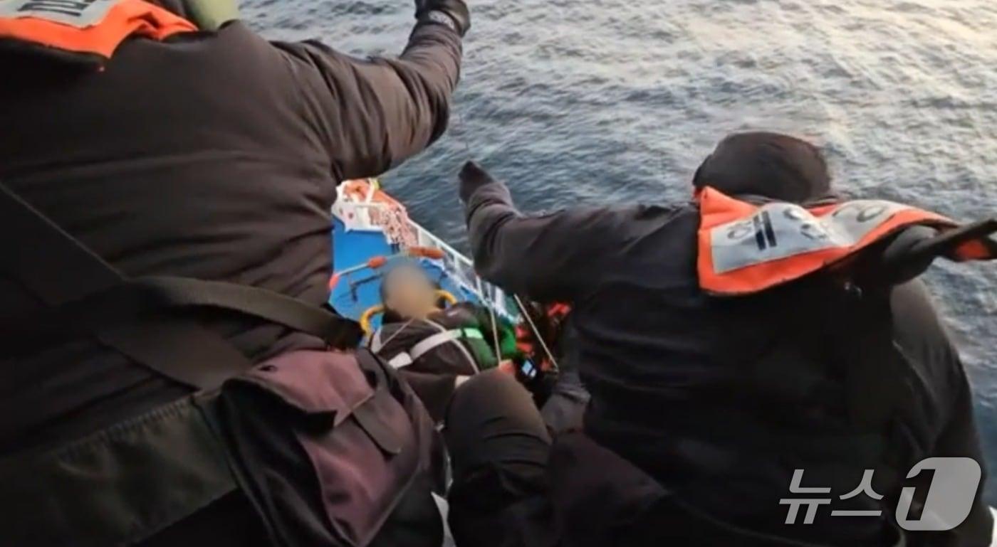16일 오전 5시 52분쯤 부산 오륙도 남동쪽 약 10㎞ 해상에서 부산으로 입항하던 크루즈선에서 응급환자가 발생해 해경이 헬기를 투입해 구조하고 있다.&#40;부산해경 제공. 재판매 및 DB금지&#41;