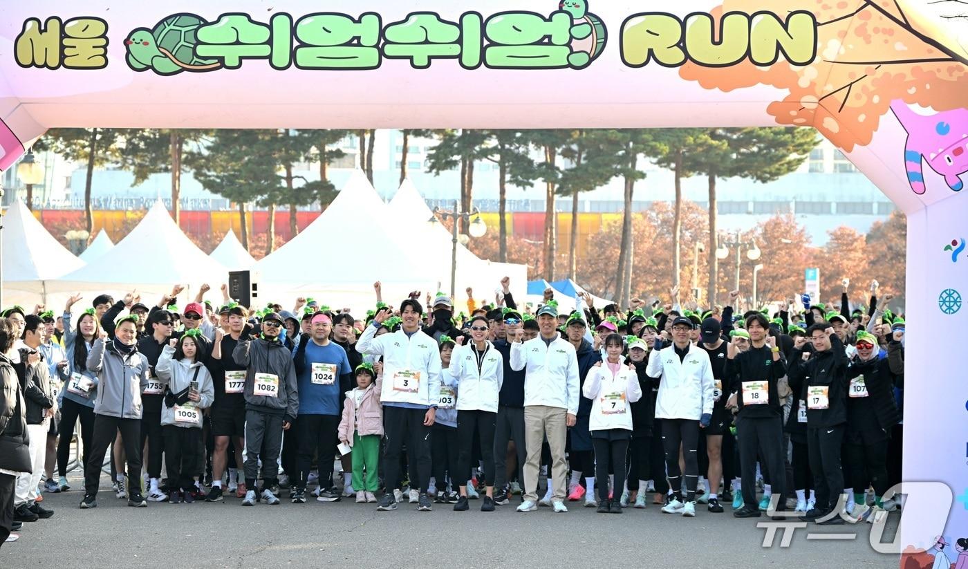 오세훈 서울시장이 16일  마포구 상암월드컵공원 평화광장에서 열린 &#39;2025 서울 쉬엄쉬엄 런&#39;에서 환영사하고 있다.