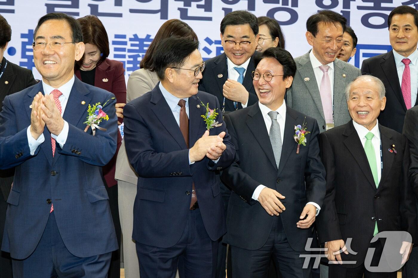 우원식 국회의장과 김민석 국무총리가 16일 서울 여의도 국회 의원회관에서 열린 제45차 한일·일한의원연맹 합동총회 개회식에서 기념 촬영 후 미소 짓고 있다. 왼쪽은 주호영 한일의원연맹 회장. 2025.11.16/뉴스1 ⓒ News1 유승관 기자