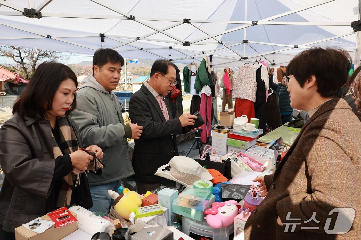 제천시의회 의원들이 자신의 물건을 내놓고, 다른 물건을 구입하고 있다.(제천시의회 제공. 재판매 및 DB금지) /뉴스1   