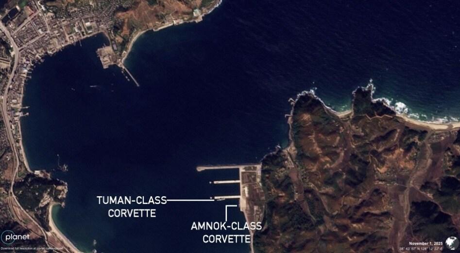 본문 이미지 - 지난 1일 11월 북한 고성항에 호위함 두 척이 나란히 정박된 모습. &#40;NK뉴스 갈무리&#41;