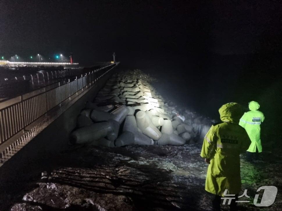 본문 이미지 - 16일 완도해경이 연안사고 위험예보제 &#39;주의보&#39; 단계를 발령하고 위험 해역을 순찰하고 있다.&#40;완도해경 제공. 재판매 및 DB 금지&#41;