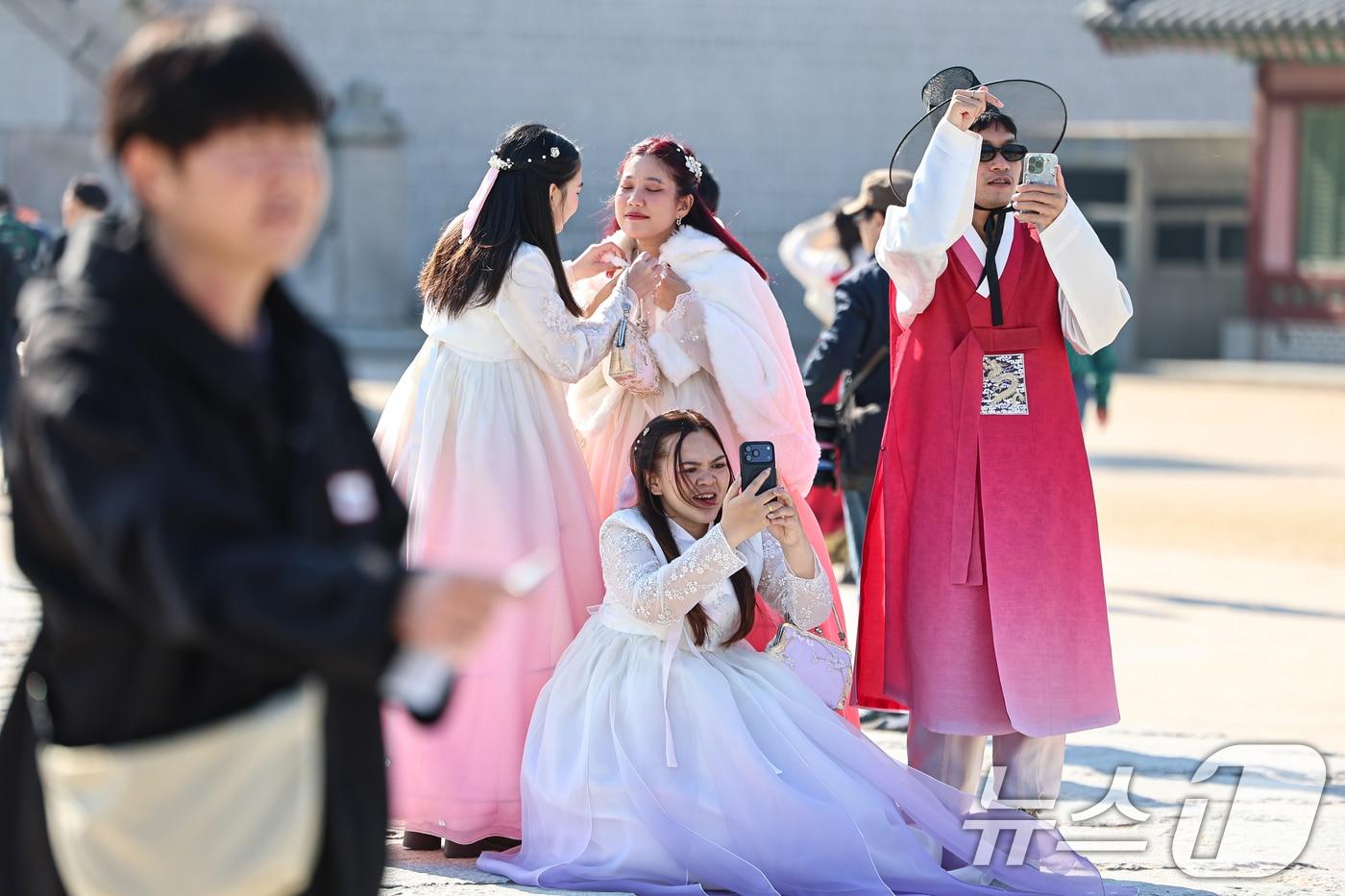 포근한 날씨를 보인 16일 서울 종로구 경복궁을 찾은 관광객들이 즐거운 시간을 보내고 있다. 2025.11.16/뉴스1 ⓒ News1 김도우 기자