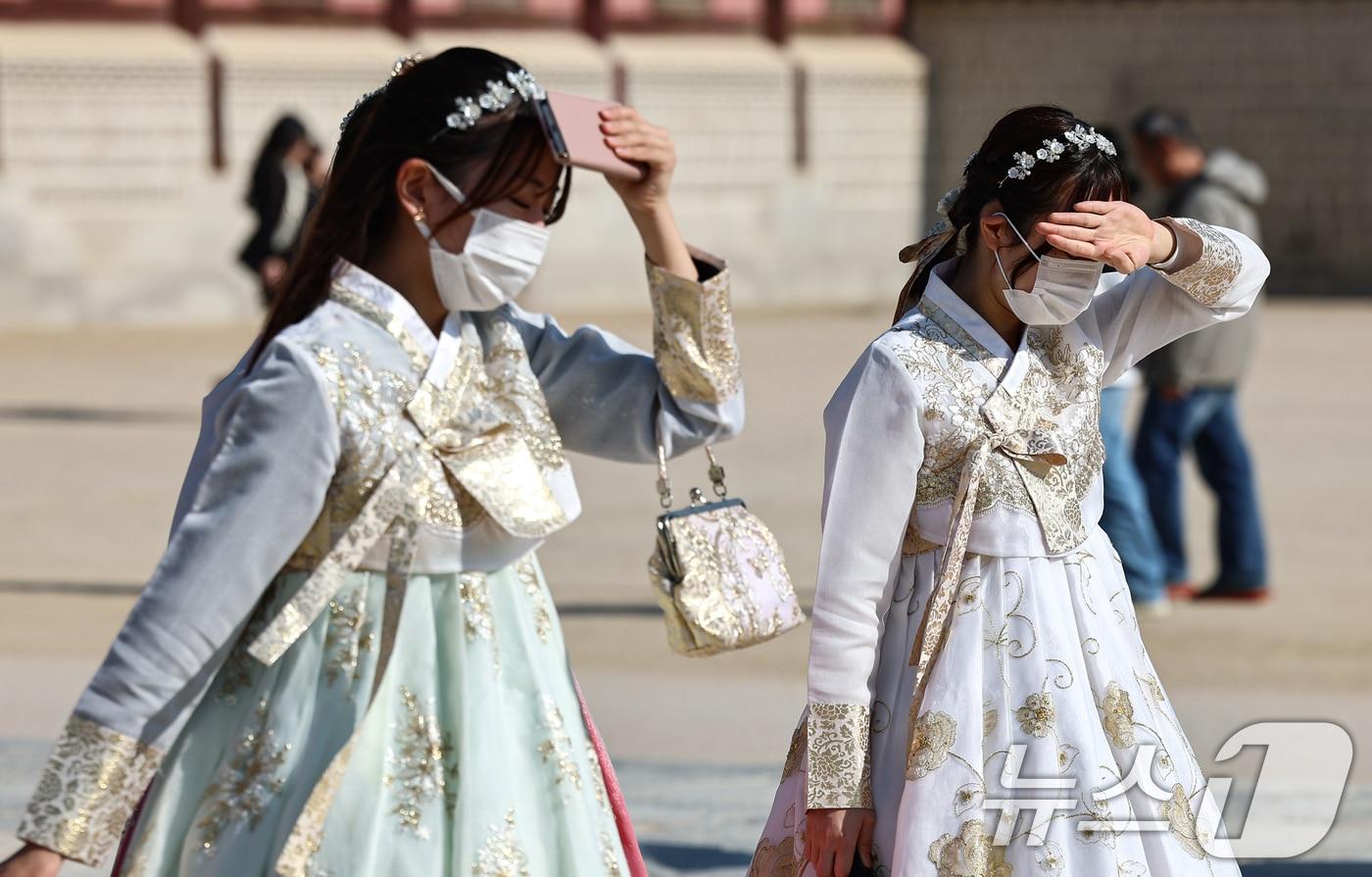 포근한 날씨를 보인 16일 서울 종로구 경복궁을 찾은 관광객들이 손으로 햇볕을 가리며 이동하고 있다. 2025.11.16/뉴스1 ⓒ News1 김도우 기자