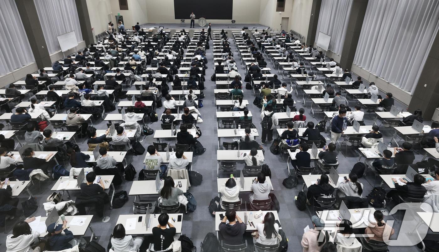 수능 후 첫 주말인 16일 서울 종로구 성균관대에서 열린 2026학년도 수시모집 논술시험(수리형)에서 수험생들이 시험을 준비하고 있다. 15~16일 양일간 치러진 이번 논술고사에는 총 4만 4,474명이 응시했다. 2025.11.16/뉴스1 ⓒ News1 오대일 기자