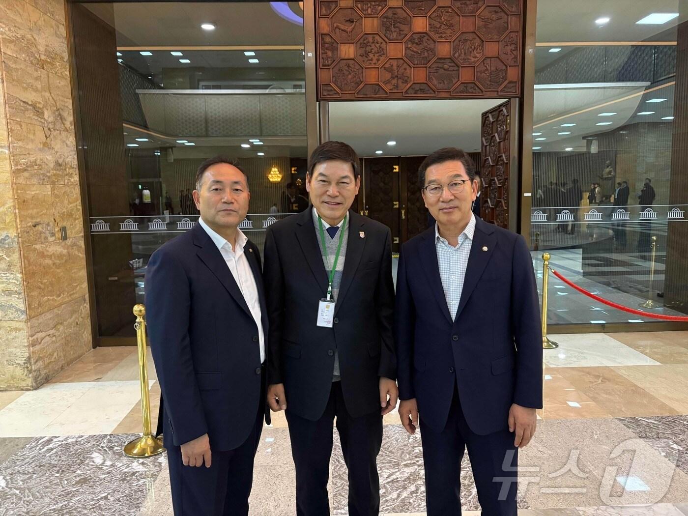 본문 이미지 - 조국혁신당 정철원 담양군수가 13일 국회를 찾아 신정훈 행안위원장, 김원이 전남도당위원장을 만나고 있다.&#40;담양군 제공. 재배포 및 DB금지&#41;