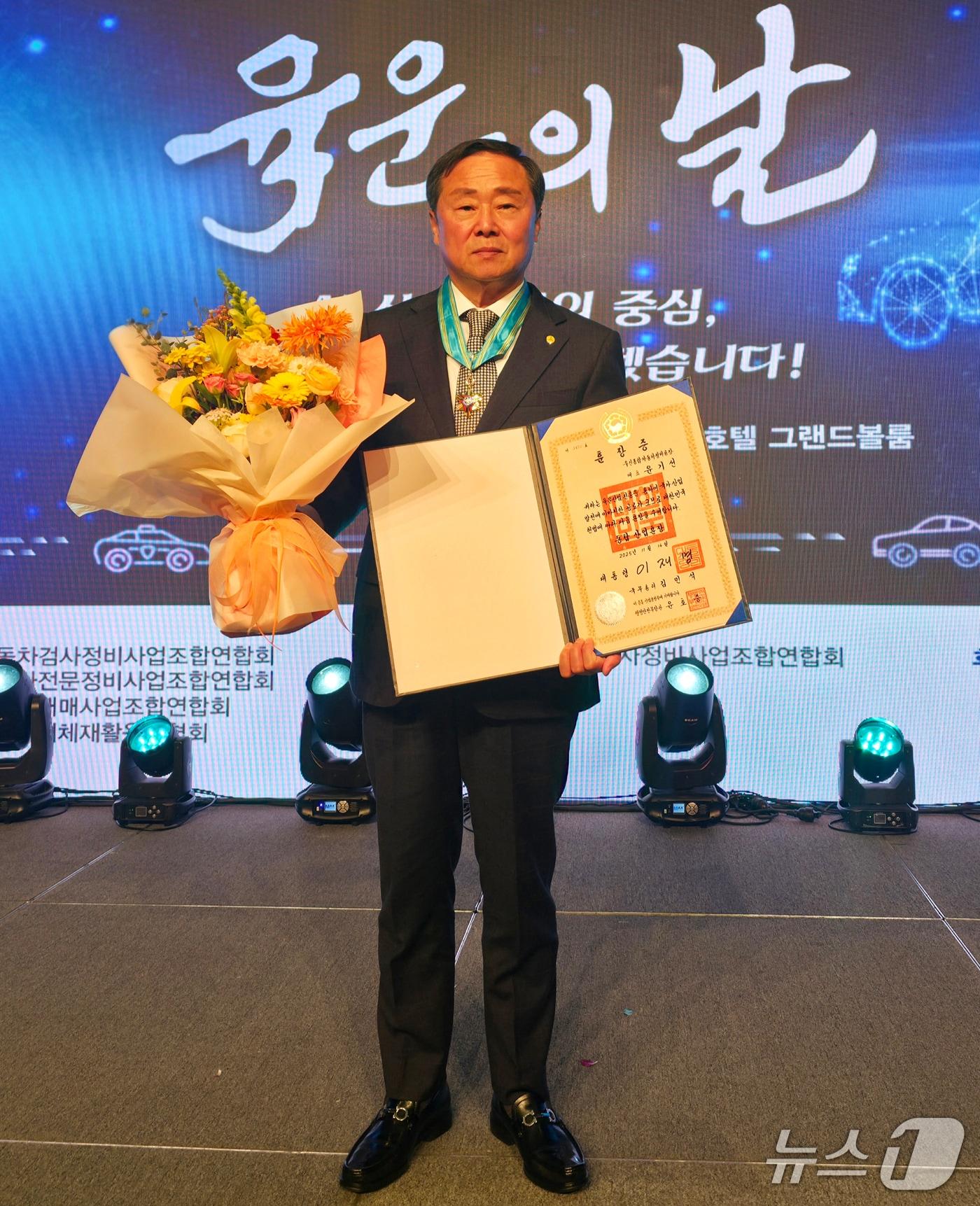 본문 이미지 - 윤기선 우신자동차정비공장 대표가 서울 프라자호텔에서 열린 제39회 육운의 날 기념식에서 김윤덕 건설교통부 장관으루부터 동탑산업훈장을 수상했다. &#40;독자제공, 재판매 및 DB금지&#41; 2025.11.16/뉴스1 