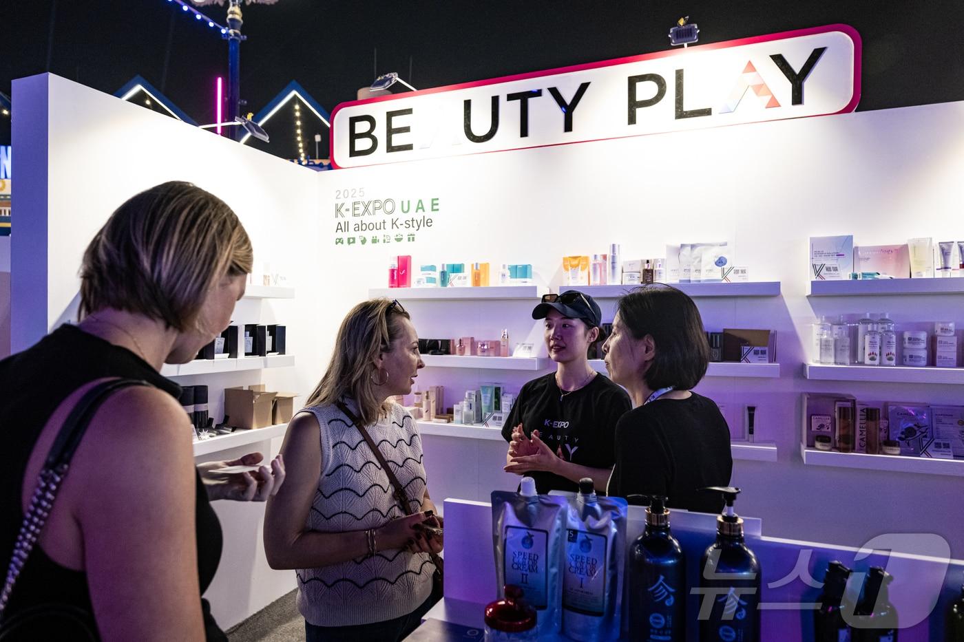 15일&#40;현지 시각&#41; 아랍에미리트 두바이 글로벌 빌리지에서 열린 &#39;2025 K-엑스포 아랍에미리트: 올 어바웃 케이 스타일&#39;을 찾은 관람객들이 K-뷰티 부스를 둘러보고 있다. &#40;사진가 장석현 제공, 재판매 및 DB금지&#41; 2025. 11.16/뉴스1 ⓒ News1 정수영 기자
