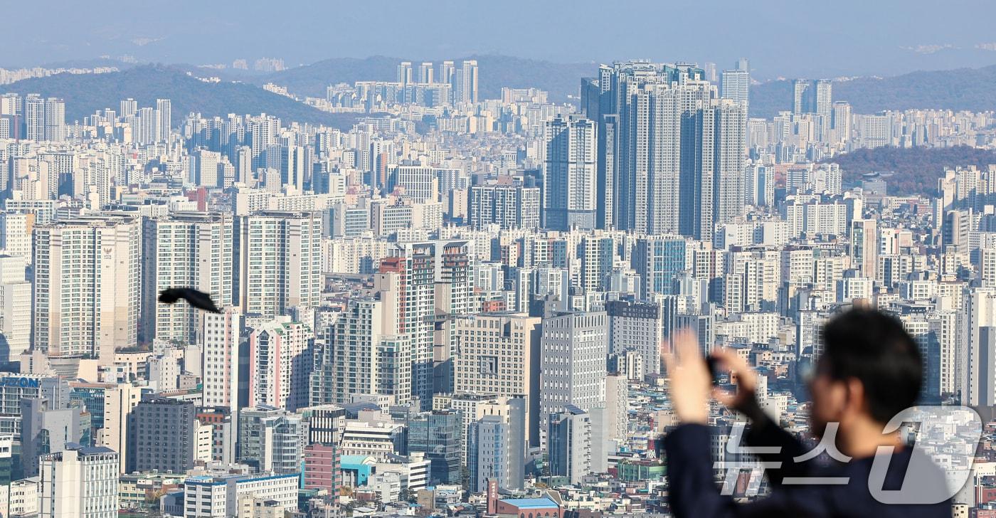 울 중구 남산에서 바라본 아파트 단지. 2025.11.16/뉴스1 ⓒ News1 김도우 기자