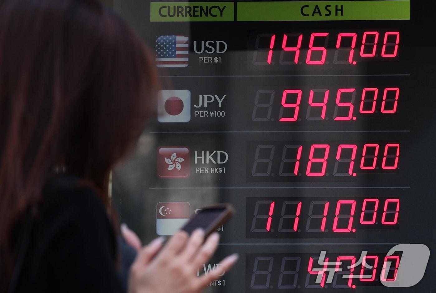 원·달러 환율이 고공행진을 이어가는 가운데 16일 오후 서울 중구 명동거리의 환전소에서 외국인들이 환전을 하고 있다. 2025.11.16/뉴스1 ⓒ News1 오대일 기자