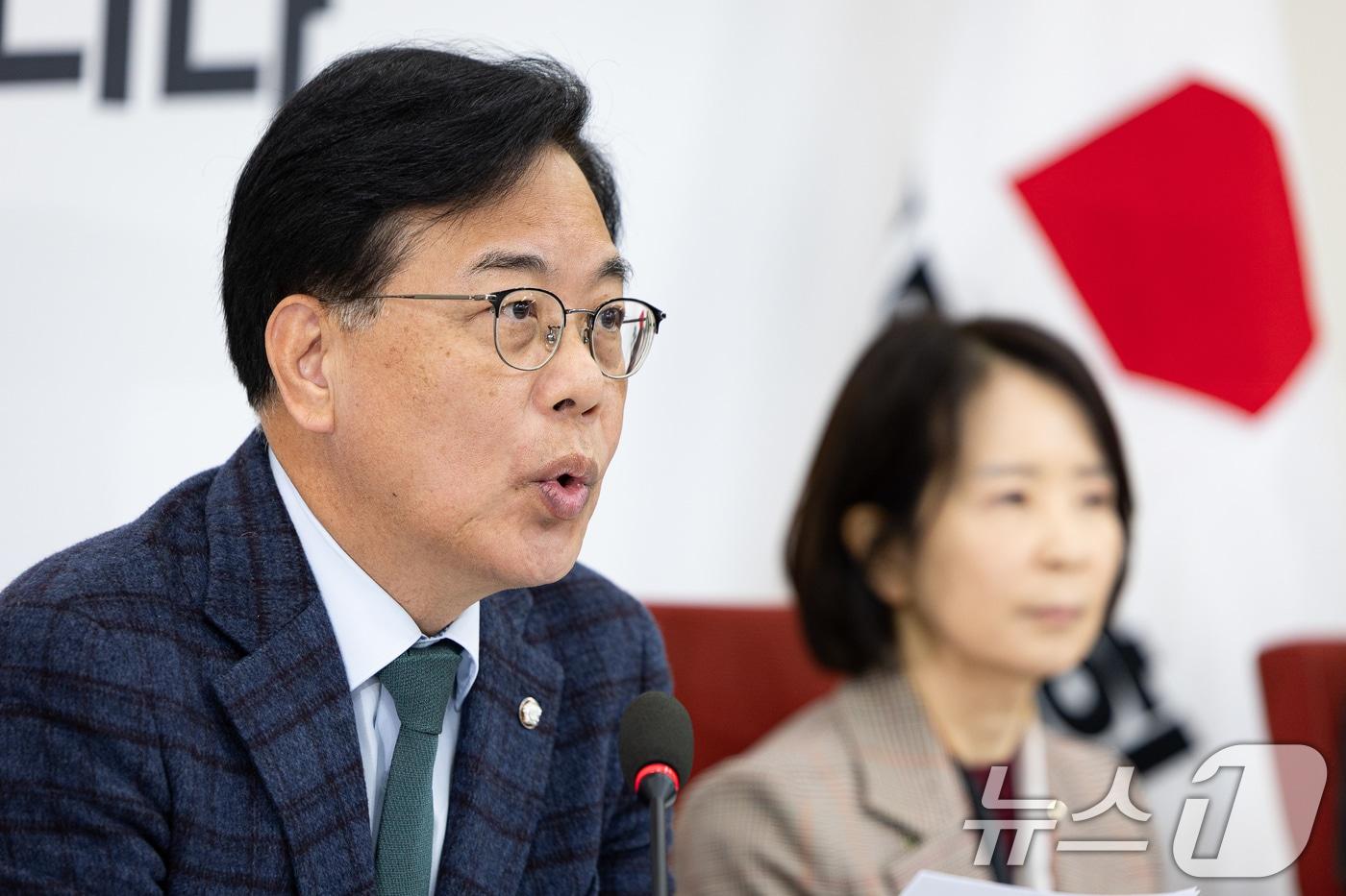 송언석 국민의힘 원내대표가 16일 서울 여의도 국회에서 열린 현안 기자간담회에서 모두 발언을 하고 있다. 2025.11.16/뉴스1 ⓒ News1 유승관 기자