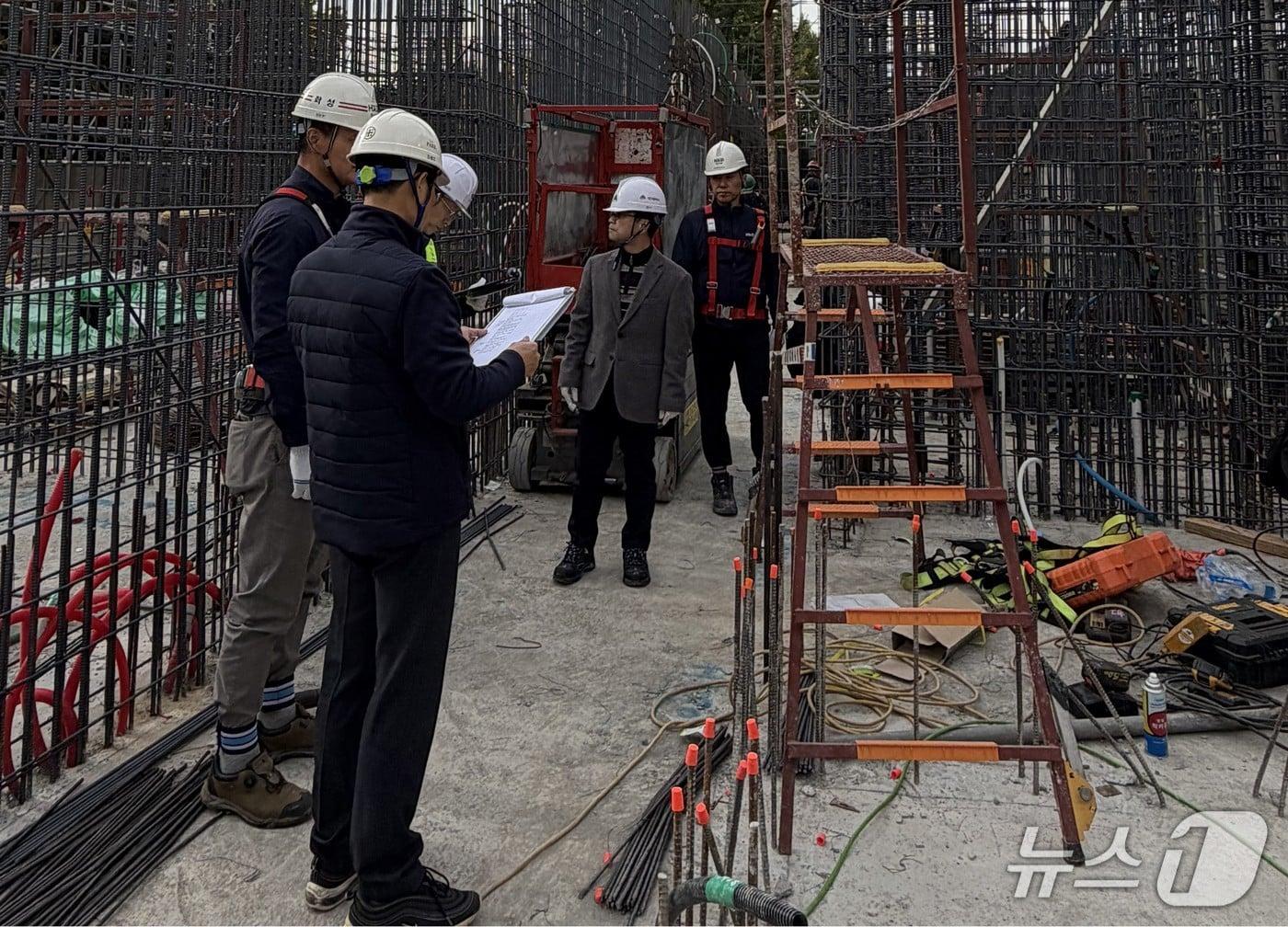 본문 이미지 - 대구시는 다음달 13일까지 공사 현장의 겨울철 안전사고를 막기 위해 민간 건축공사장을 대상으로 안전검검을 실시한다고 16일 밝혔다. 사진은 공사장 안전점검 모습. &#40;대구시 제공. 재판매 및 DB 금지&#41;/뉴스1