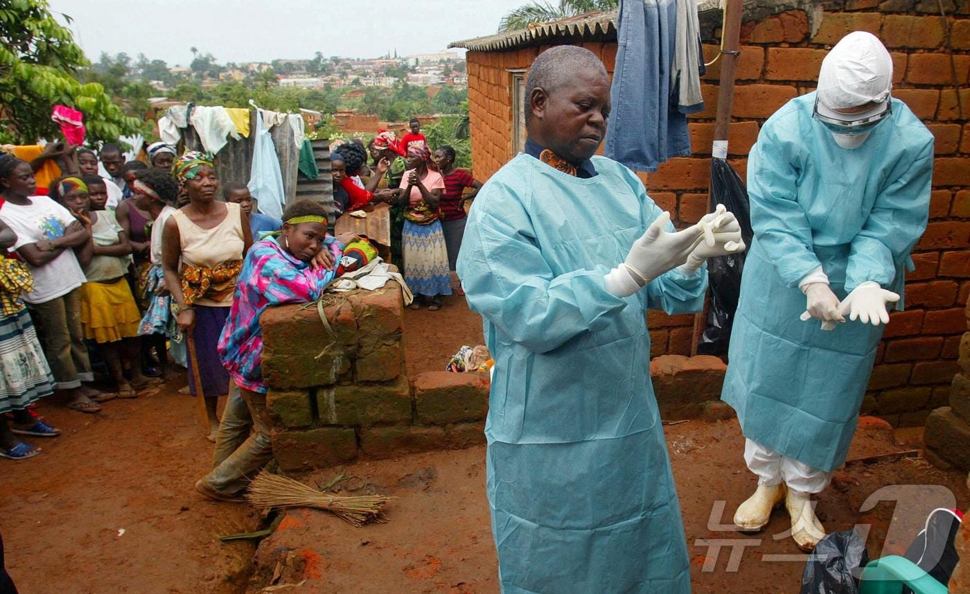 세계보건기구(WHO) 관계자들이 마버그 바이러스 감염 의심 환자들을 조사하고 있다. ⓒ 로이터=뉴스1