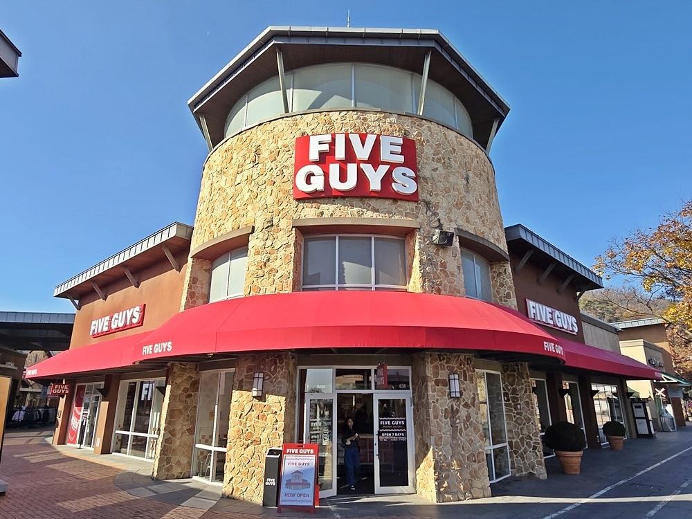 본문 이미지 - 여주 프리미엄 아울렛에 업계 최초로 프리미엄 버거 브랜드 파이브가이즈&#40;Five Guys&#41;가 입점했다&#40;신세계사이먼제공&#41;