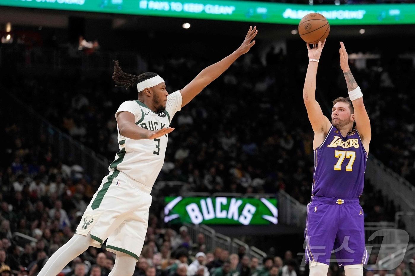 슛을 던지는 LA 레이커스의 루카 돈치치&#40;오른쪽&#41;. ⓒ AFP=뉴스1