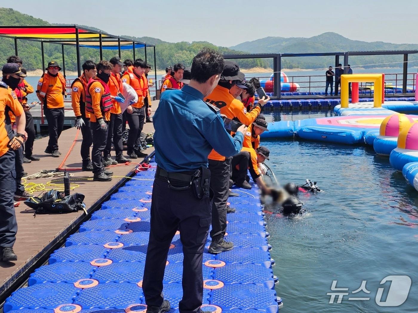 본문 이미지 - 지난 5월 19일 경북 안동시 안동댐에서 발견된 A 교감의 시신을 소방 당국이 인양하고 있다.&#40;독자 제공. 재판매 및 DB 금지&#41;2025.11.16/뉴스1
