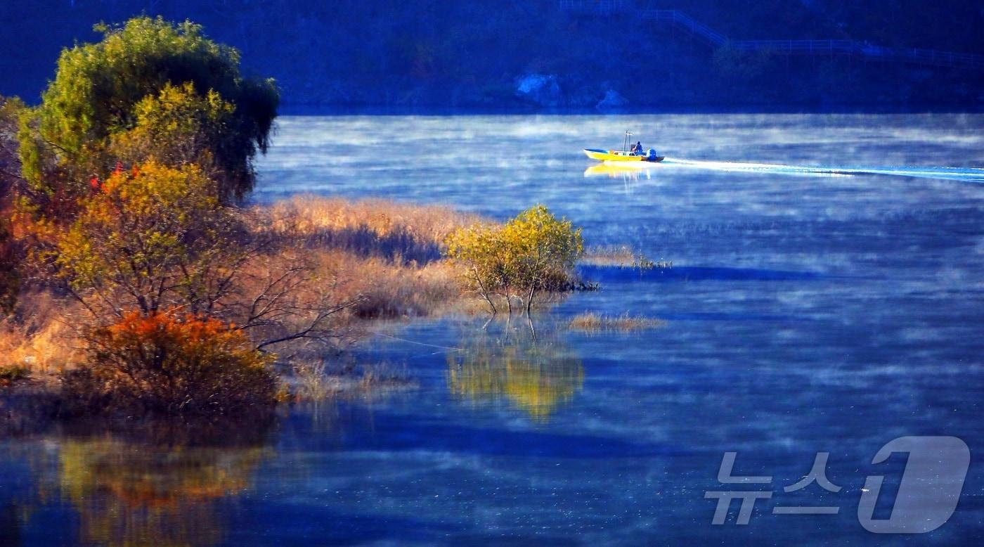 지난 16일 오전 물안개가 핀 강원 인제군 남면 소양호에서 한 어부가 조업에 나서고 있다. &#40;인제군 제공. 재판매 및 DB금지&#41; 2025.11.16/뉴스1 ⓒ News1 신관호 기자