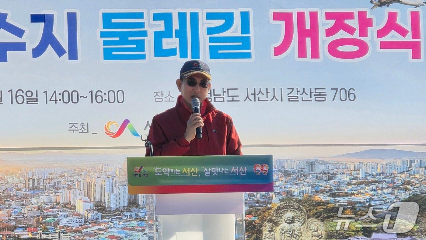 풍전저수지 둘레길 개장식에서 인사말을 하고 있는 이완섭 서산시장ⓒ 뉴스1 김태완 기자