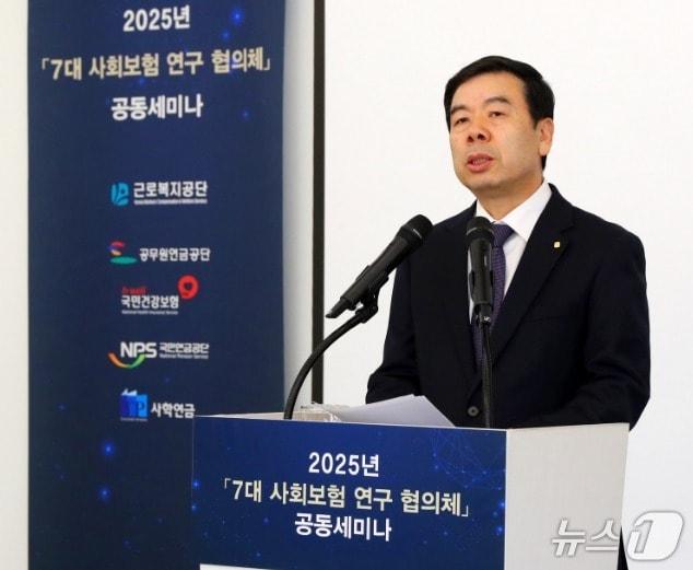 본문 이미지 - 근로복지공단 박종길 이사장이 지난 14일 서울 용산구 피스앤파크컨벤션에서 열린 ‘7대 사회보험 연구 협의체’ 공동 세미나에서 기념사를 하고 있다.&#40;근로복지공단 제공. 재판매 및 DB금지&#41;/뉴스1