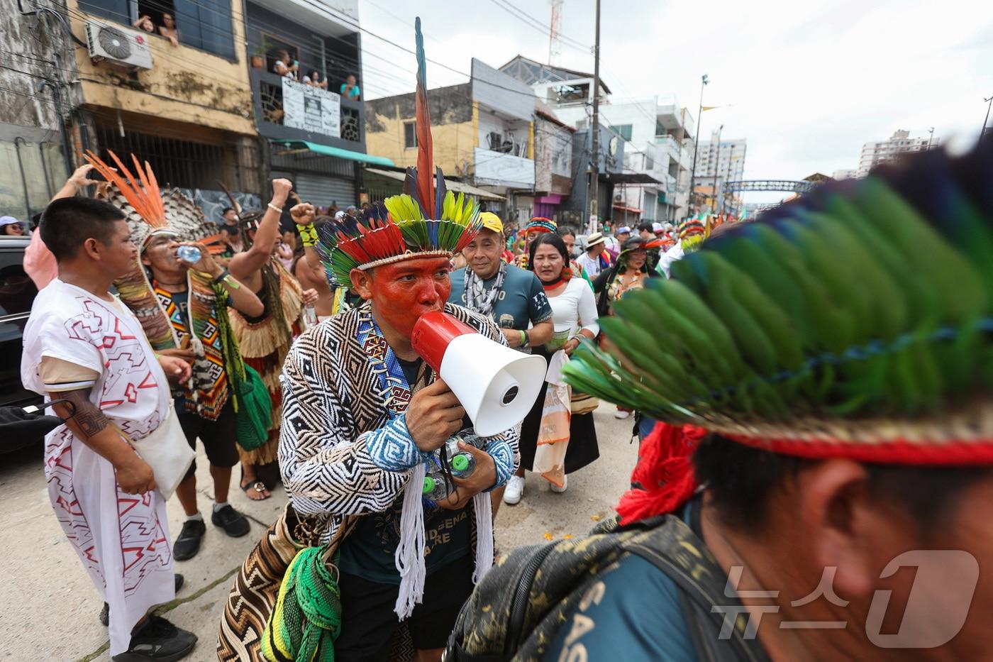 브라질 벨렝에서 15일&#40;현지시간&#41; 제30차 유엔기후변화협약 당사국총회&#40;COP30&#41; 중 시위에 참가한 남성이 기후 정의와 영토 보호를 요구하고 있다. 2025.11.15./뉴스1 ⓒ 로이터=뉴스1 ⓒ News1 이창규 기자