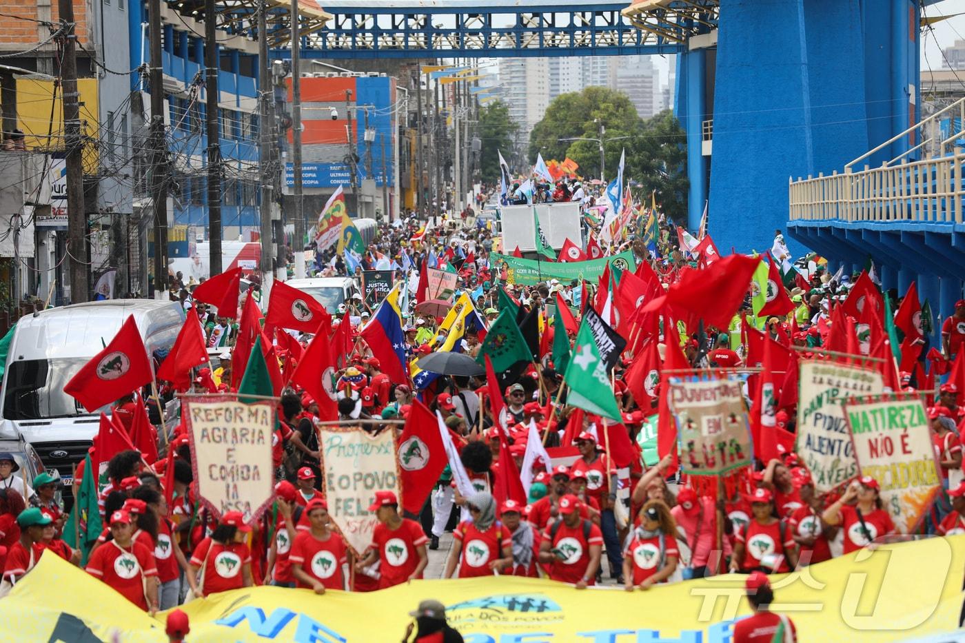 15일(현지시간) 브라질 벨렝에서 열린 제30차 유엔기후변화협약 당사국총회(COP30) 기간 중 기후 정의와 영토 보호를 요구하는 시위에 참가한 시위자들. 2025.11.15./뉴스1 ⓒ 로이터=뉴스1 ⓒ News1 이창규 기자