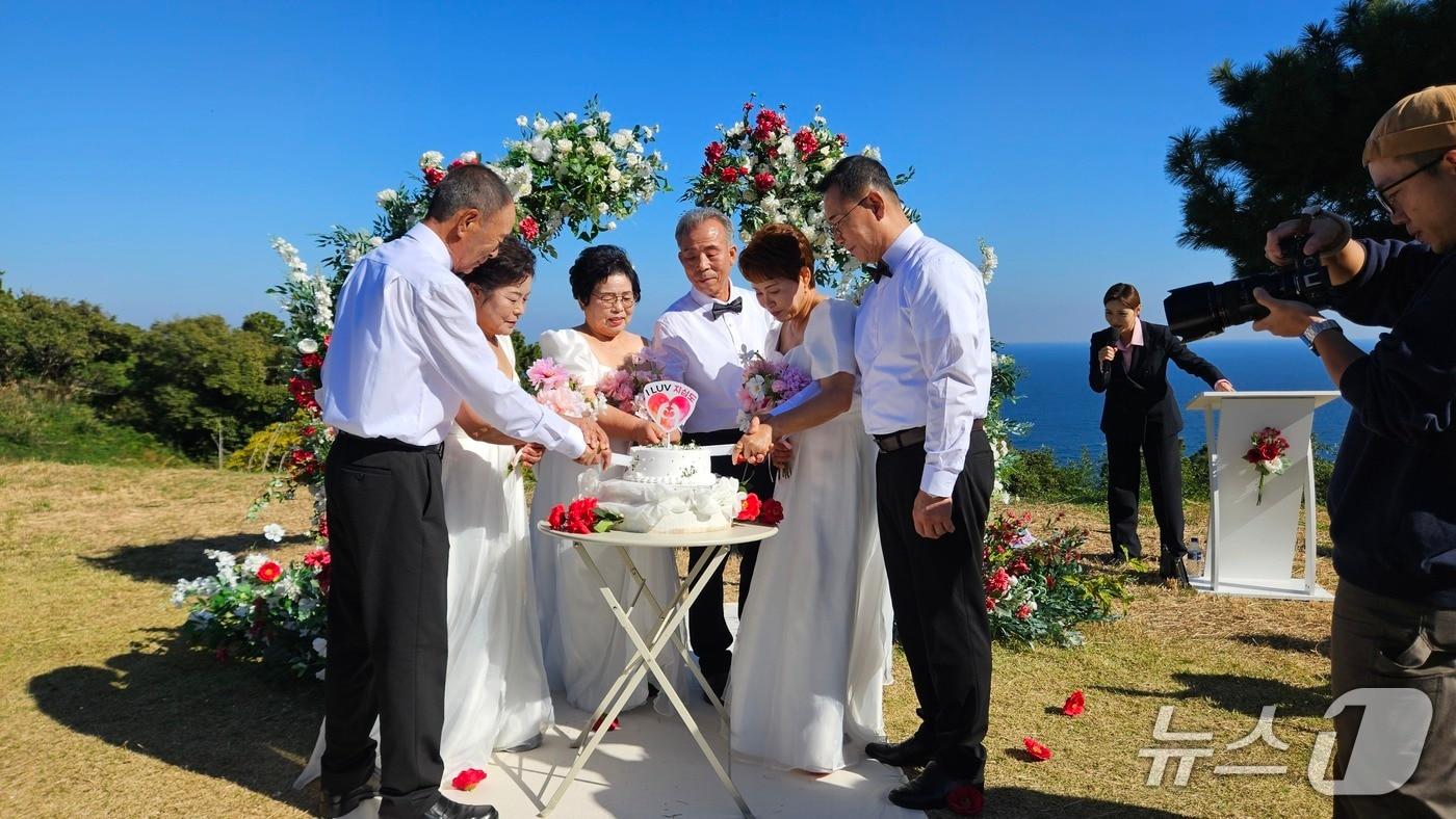 15일 거제 지심도에서 황혼부부 세 쌍이 참여한 황혼 리마인드 웨딩이 열리고 있다.&#40;경남도 제공. 재판매 및 DB금지&#41;
