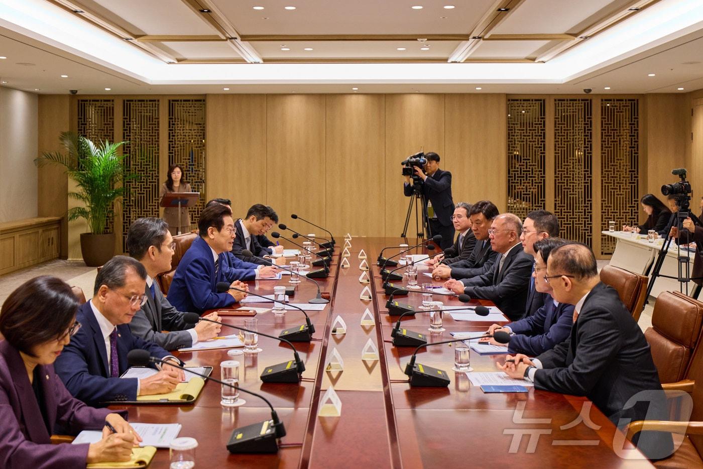 이재명 대통령이 16일 서울 용산 대통령실 청사에서 열린 한미 관세협상 후속 민관 합동회의에서 발언하고 있다. &#40;대통령실 제공. 재판매 및 DB 금지&#41; 2025.11.16/뉴스1 ⓒ News1 이재명 기자
