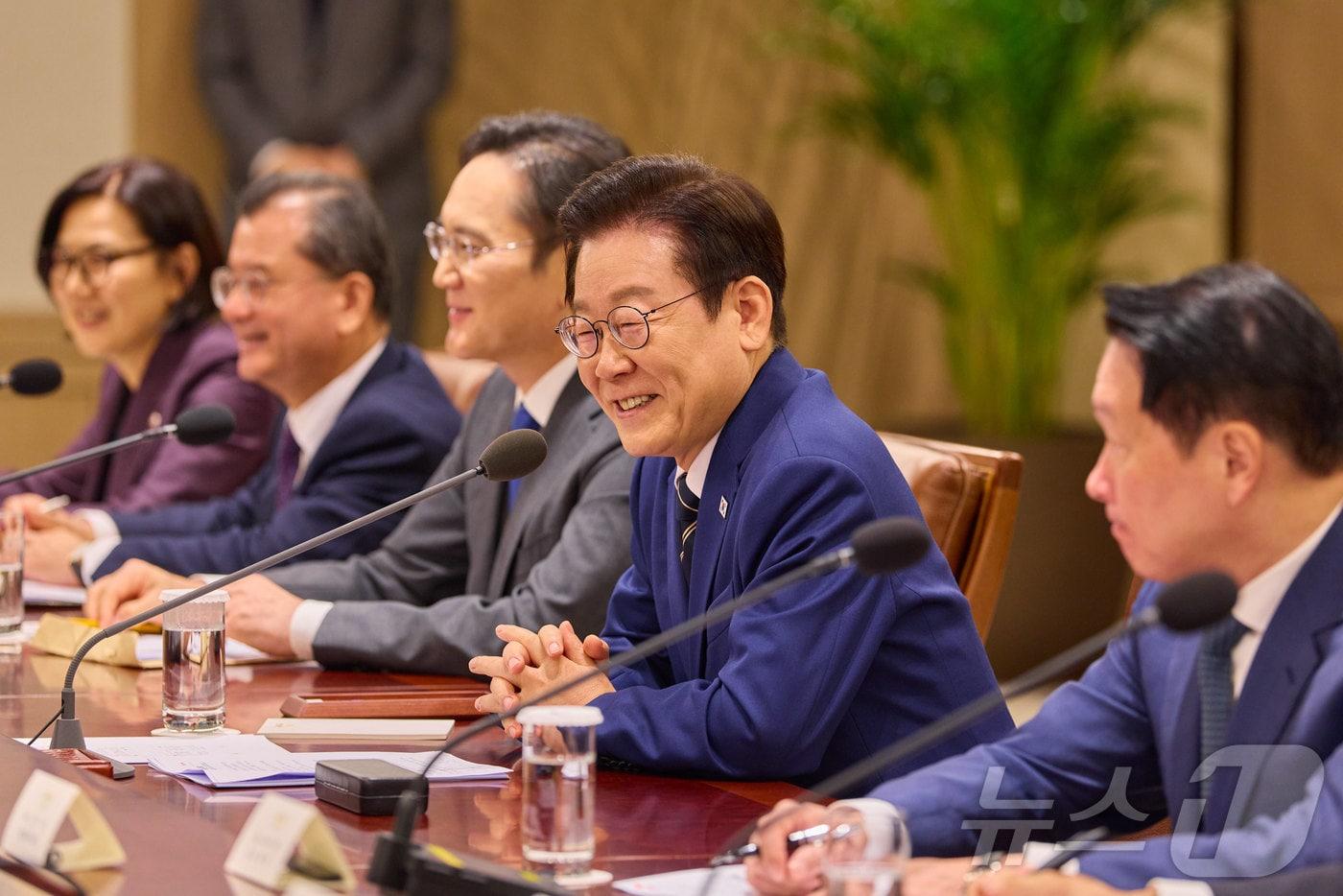 이재명 대통령이 16일 서울 용산 대통령실 청사에서 열린 한미 관세협상 후속 민관 합동회의에서 발언하고 있다. &#40;대통령실 제공. 재판매 및 DB 금지&#41; /뉴스1 ⓒ News1 이재명 기자