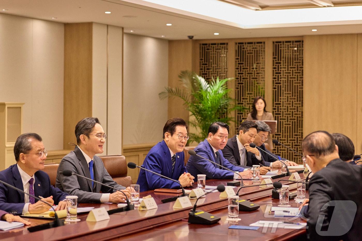 이재명 대통령이 16일 서울 용산 대통령실 청사에서 열린 한미 관세협상 후속 민관 합동회의에서 발언하고 있다. &#40;대통령실 제공. 재판매 및 DB 금지&#41; 2025.11.16/뉴스1 ⓒ News1 이재명 기자