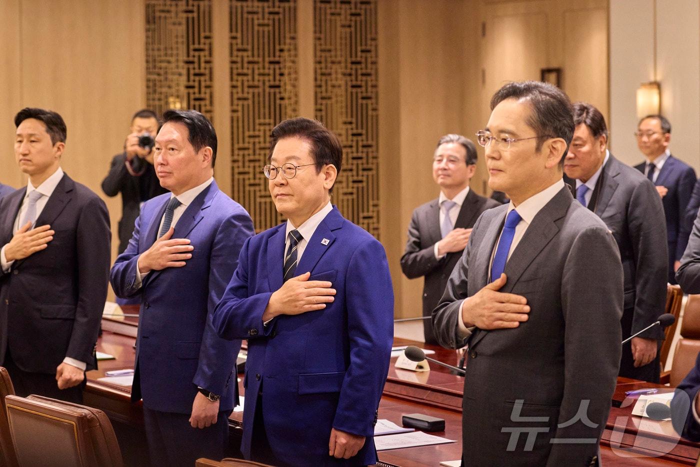 이재명 대통령이 16일 서울 용산 대통령실 청사에서 열린 한미 관세협상 후속 민관 합동회의에서 국민의례를 하고 있다. &#40;대통령실 제공. 재판매 및 DB 금지&#41; 2025.11.16/뉴스1 ⓒ News1 이재명 기자