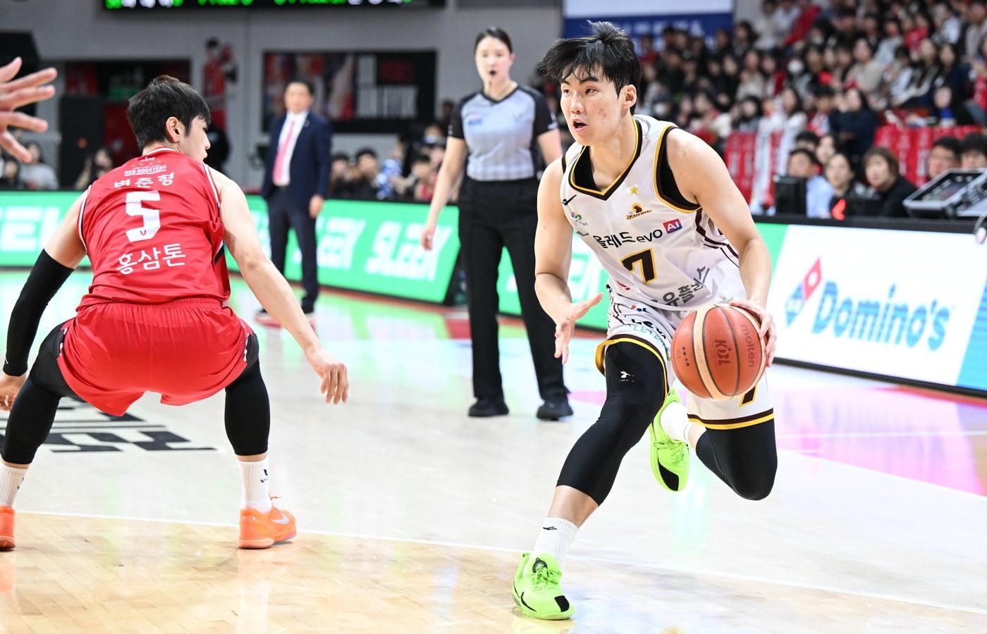 창원 LG의 4연승을 이끈 최형찬&#40;오른쪽&#41;. &#40;KBL 제공&#41;