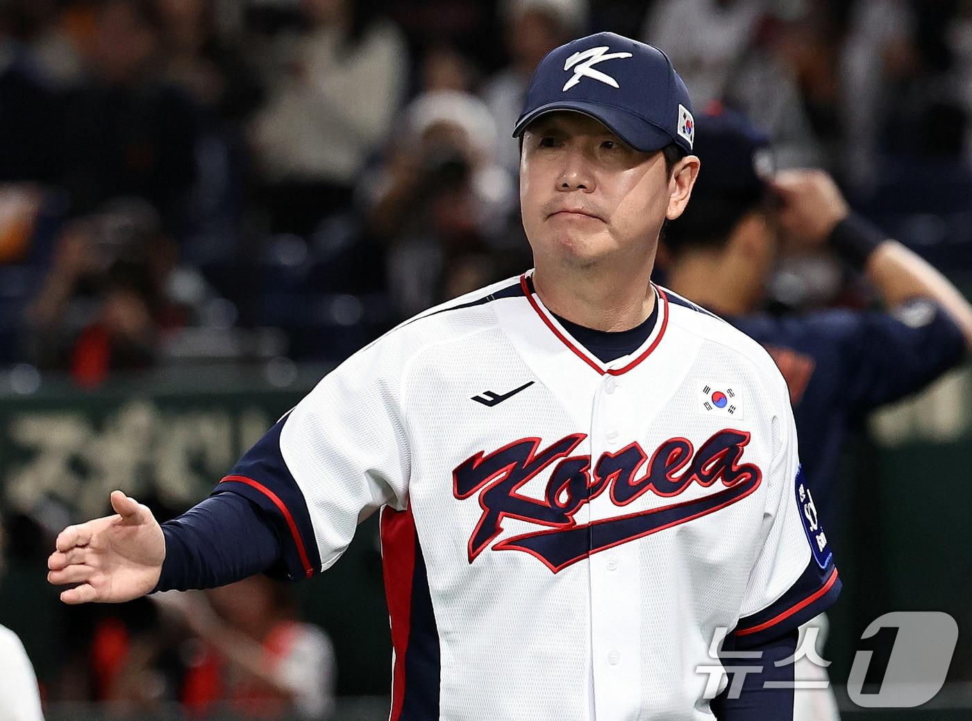 본문 이미지 - 16일 오후 일본 도쿄돔에서 열리는 월드베이스볼클래식(WBC) 대비 평가전 '2025 케이 베이스볼 시리즈(K-BASEBALL SERIES)' 대한민국과 일본과의 2차전 경기를 앞두고 류지현 대한민국 감독이 식전 행사를 마치고 더그아웃으로 향하고 있다. 2025.11.16/뉴스1 ⓒ News1 구윤성 기자