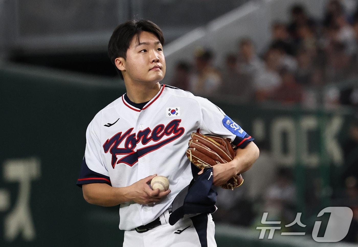 16일 오후 일본 도쿄돔에서 열린 월드베이스볼클래식(WBC) 대비 평가전 '2025 케이 베이스볼 시리즈(K-BASEBALL SERIES)' 일본과의 2차전 경기. 2회초 무사 1루 상황때 송구실책을 범한 대한민국 선발투수 정우주가 숨을 고르고 있다. 2025.11.16/뉴스1 ⓒ News1 구윤성 기자