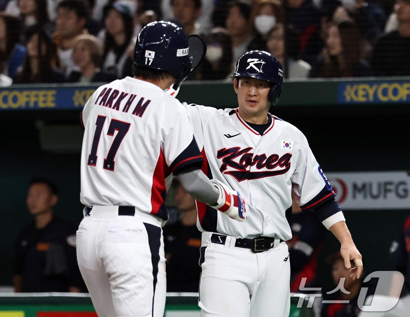 본문 이미지 - 야구대표팀 유니폼을 입은 최재훈(오른쪽). 2025.11.16 ⓒ 뉴스1 구윤성 기자