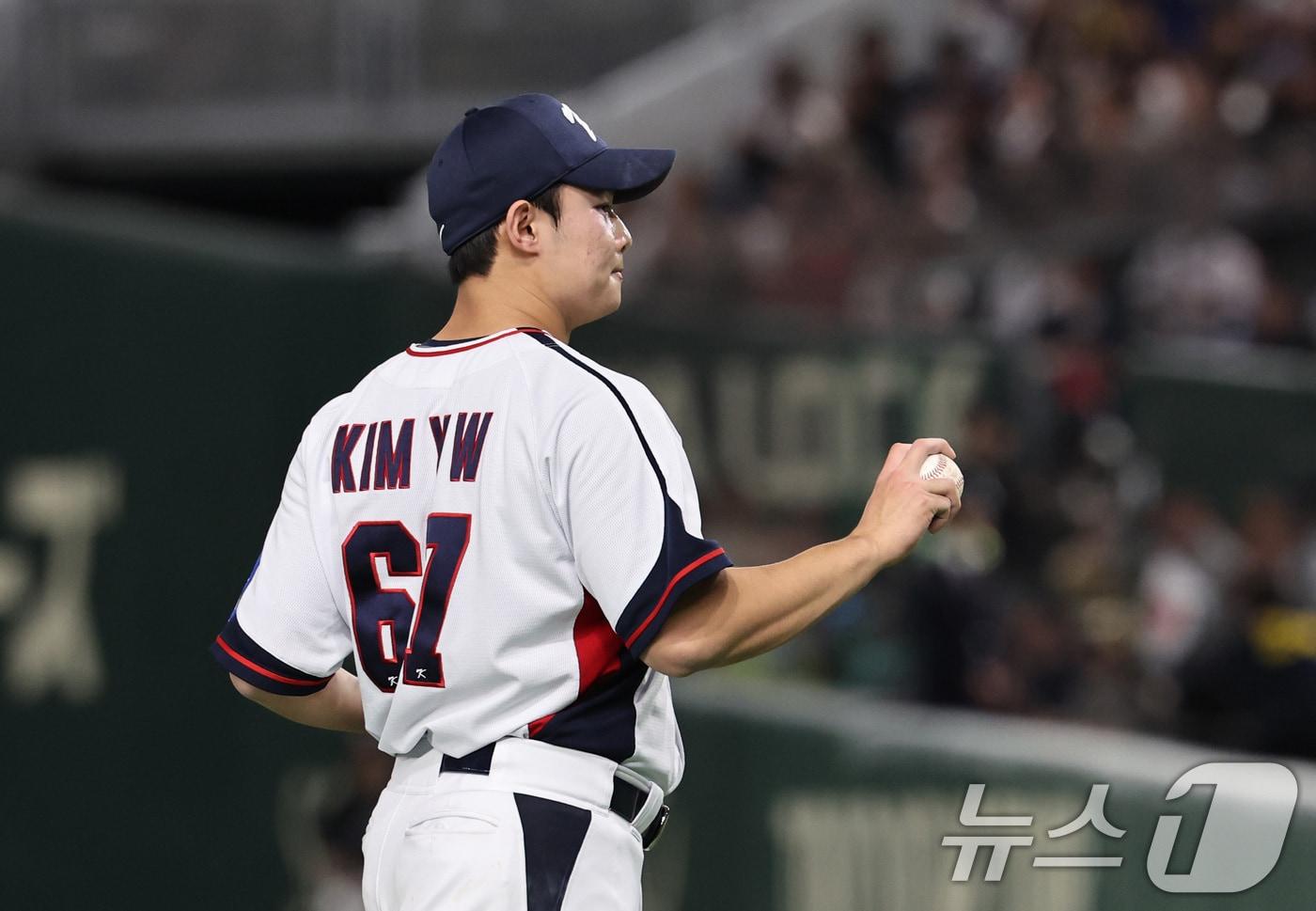 16일 오후 일본 도쿄돔에서 열린 월드베이스볼클래식&#40;WBC&#41; 대비 평가전 &#39;2025 케이 베이스볼 시리즈&#40;K-BASEBALL SERIES&#41;&#39; 일본과의 2차전 경기. 대한민국 투수 김영우가 5회초 2사 만루 상황 일본 이시카미의 2타점 2루타로 역전을 허용한 뒤 아쉬워하고 있다. 2025.11.16/뉴스1 ⓒ News1 구윤성 기자