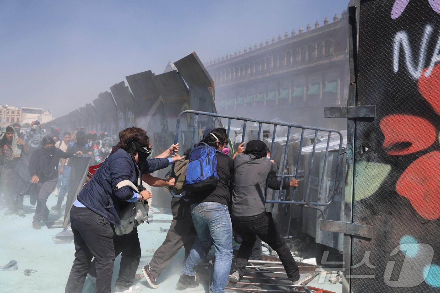 15일&#40;현지시간&#41; 멕시코 멕시코시티의 국립궁전 밖에서 반정부 시위가 발생해 시위대와 경찰이 충돌하고 있다. 2025.11.15./뉴스1 ⓒ 로이터=뉴스1 ⓒ News1 이창규 기자