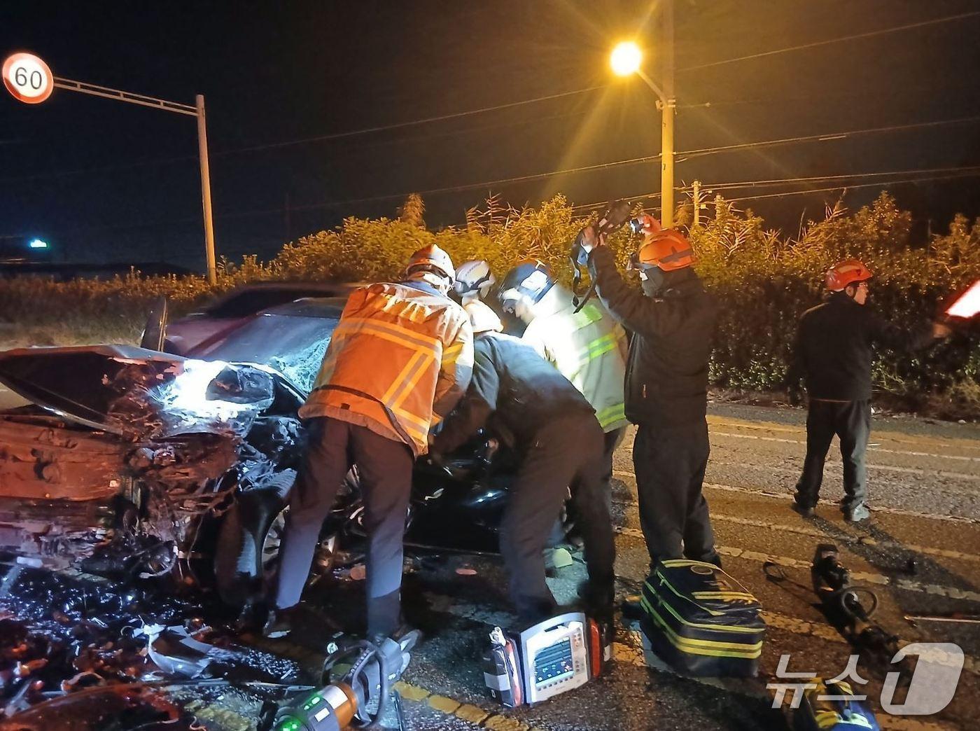 본문 이미지 - 16일 오후 6시20분께 전북 전주시 팔복동의 한 도로에서 그랜저와 카니발, 산타페 등 차량 3대가 잇따라 부딪히는 사고가 발생했다.&#40;전북소방 제공. 재판매 및 DB금지&#41;2025.11.16/뉴스1