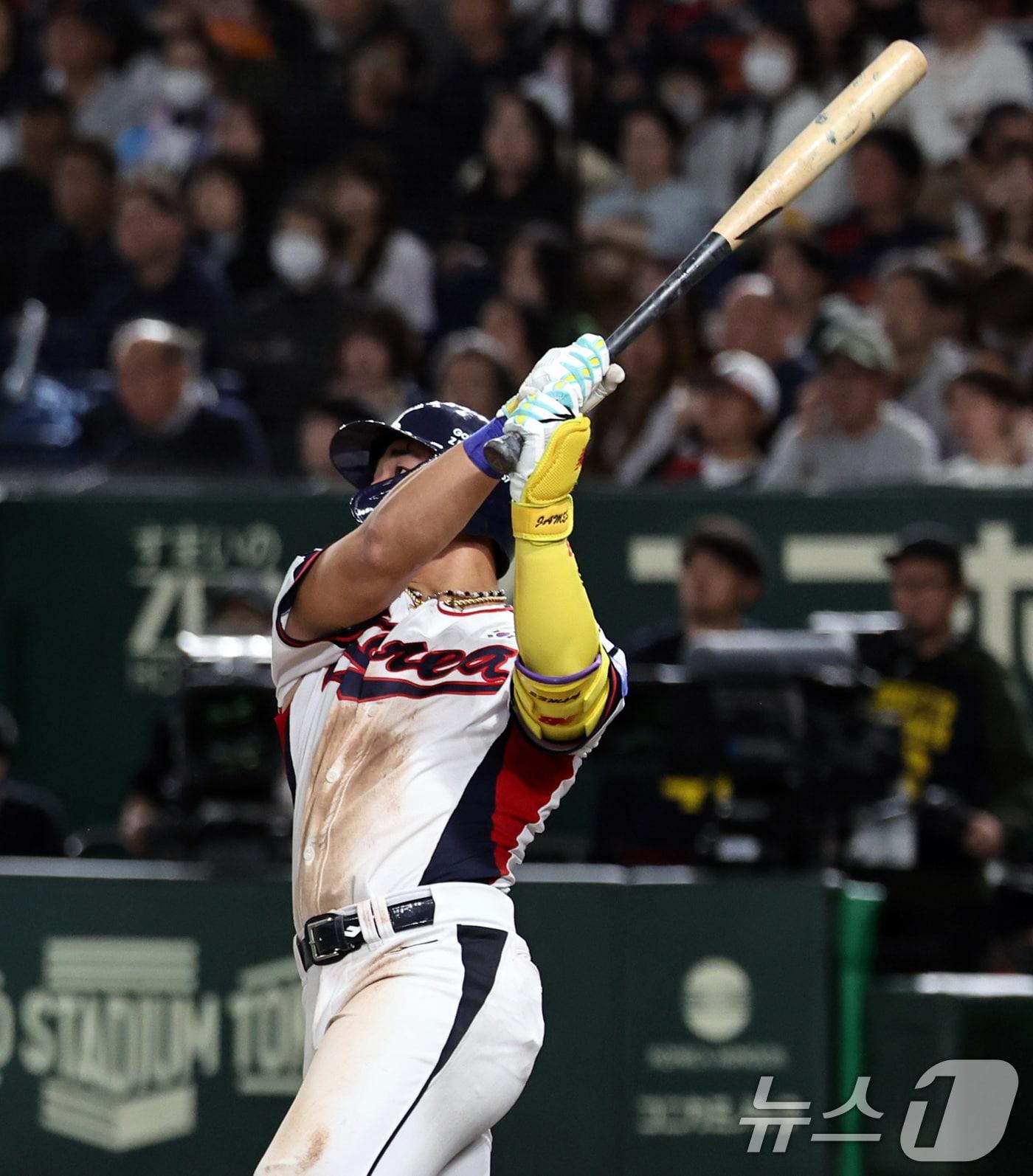 본문 이미지 - 16일 오후 일본 도쿄돔에서 열린 월드베이스볼클래식&#40;WBC&#41; 대비 평가전 &#39;2025 케이 베이스볼 시리즈&#40;K-BASEBALL SERIES&#41;&#39; 일본과의 2차전 경기. 대한민국 안현민이 8회말 1사 주자없는 상황 솔로홈런을 치고 있다. 2025.11.16/뉴스1 ⓒ News1 구윤성 기자