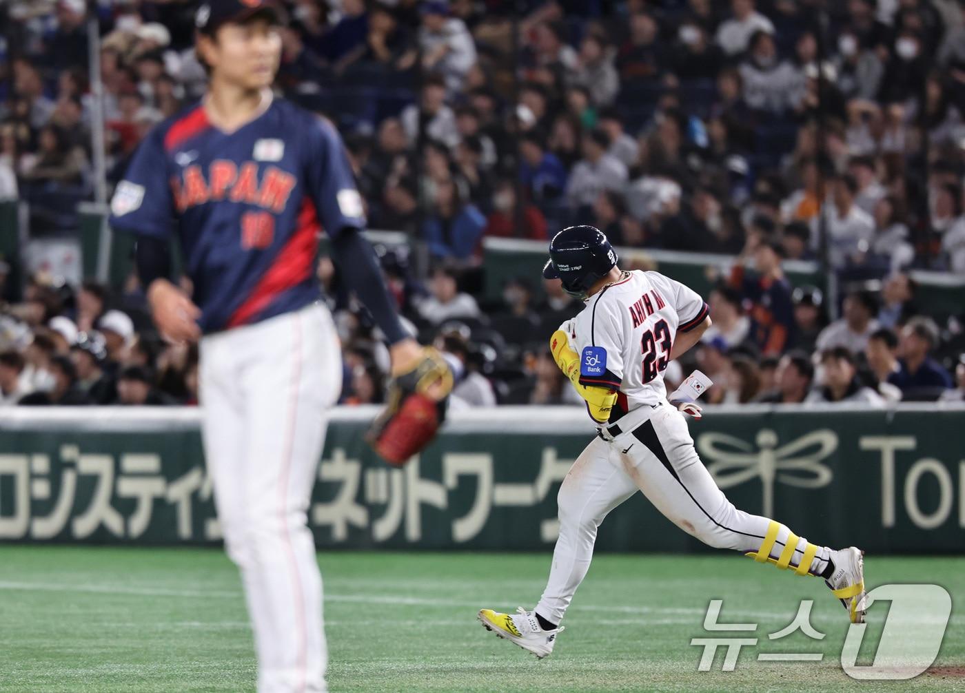 본문 이미지 - 16일 오후 일본 도쿄돔에서 열린 월드베이스볼클래식(WBC) 대비 평가전 '2025 케이 베이스볼 시리즈(K-BASEBALL SERIES)' 일본과의 2차전 경기. 대한민국 안현민이 8회말 1사 주자없는 상황 솔로홈런을 치고 그라운드를 돌고 있다. 2025.11.16 ⓒ 뉴스1 구윤성 기자