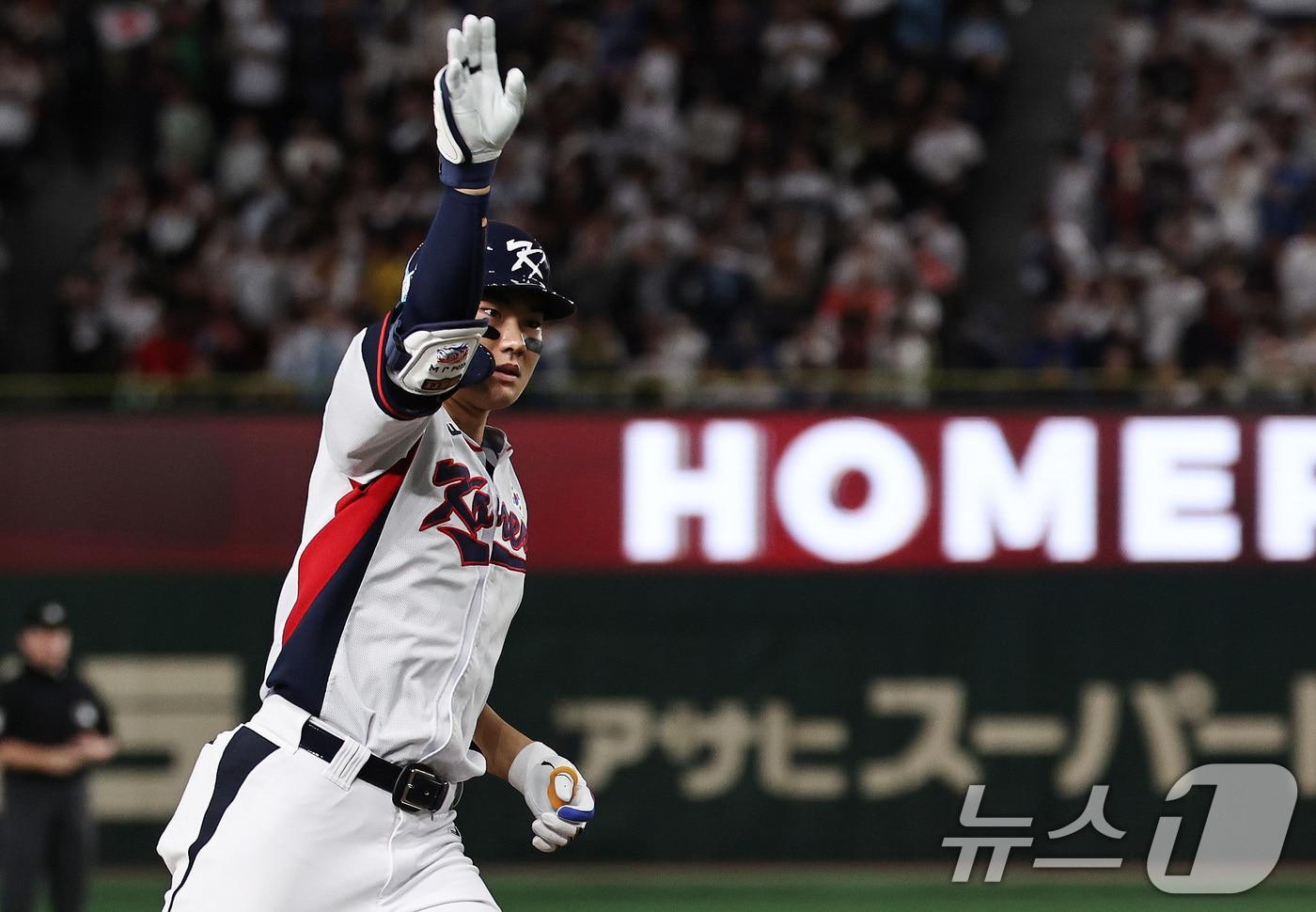 16일 오후 일본 도쿄돔에서 열린 월드베이스볼클래식&#40;WBC&#41; 대비 평가전 &#39;2025 케이 베이스볼 시리즈&#40;K-BASEBALL SERIES&#41;&#39; 일본과의 2차전 경기. 대한민국 김주원이 9회말 2사 상황 동점 솔로홈런을 친 뒤 그라운드를 돌고 있다. 2025.11.16/뉴스1 ⓒ News1 구윤성 기자
