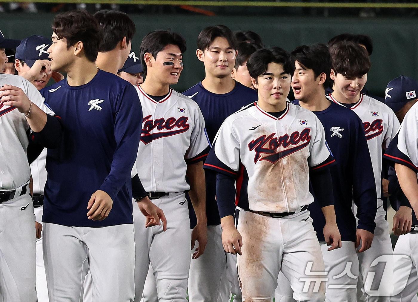본문 이미지 - 류지현 감독이 이끄는 야구 국가대표 선수들이 16일 오후 일본 도쿄돔에서 열린 월드베이스볼클래식&#40;WBC&#41; 대비 평가전 &#39;2025 케이 베이스볼 시리즈&#40;K-BASEBALL SERIES&#41;&#39; 일본과의 2차전 경기에서 일본과 7대7로 비긴 뒤 그라운드를 나서고 있다. 2025.11.16/뉴스1 ⓒ News1 구윤성 기자